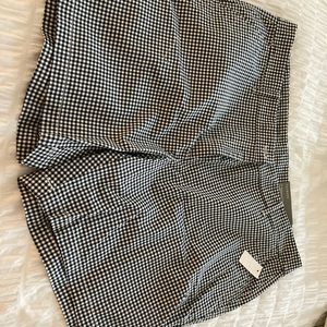 TALBOTS WOMANS RELAXED CHINO SHORTS. Black& white